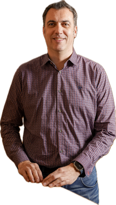 Patrik Mäder – lächelnd stehend.